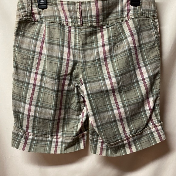 Nobo Bermuda shorts. Med-rise, 9 1/2” inseam. Green, white, burgundy Sz 9 JR - Picture 2 of 8